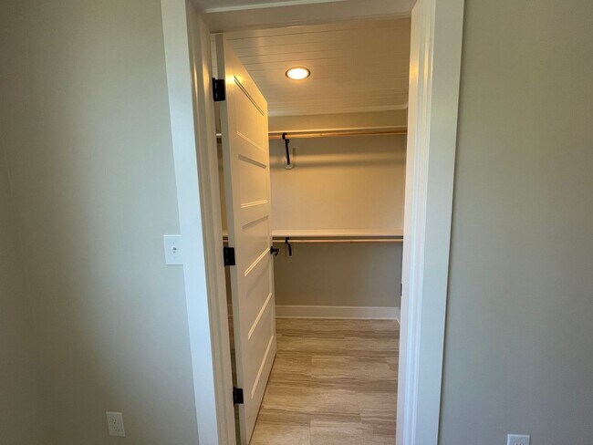 Building Photo - Beautiful Newly Remodeled Unit in Buckman with Washer/Dryer, A/C