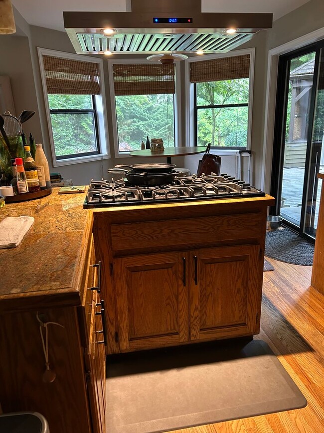 Building Photo - 3-bedroom, 2.5-bathroom home located in th...