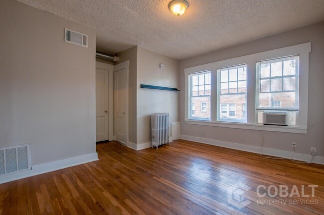 Building Photo - 674 Somerset Terrace NE