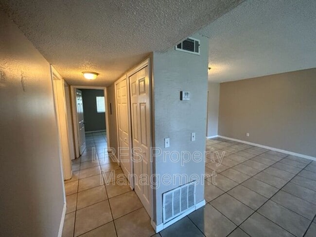 Building Photo - 605 Northlake Blvd