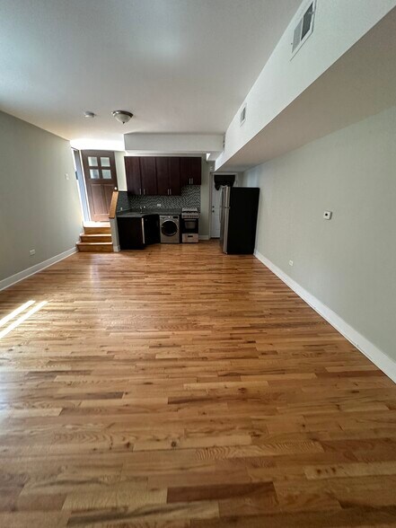 Building Photo - 910 W George St