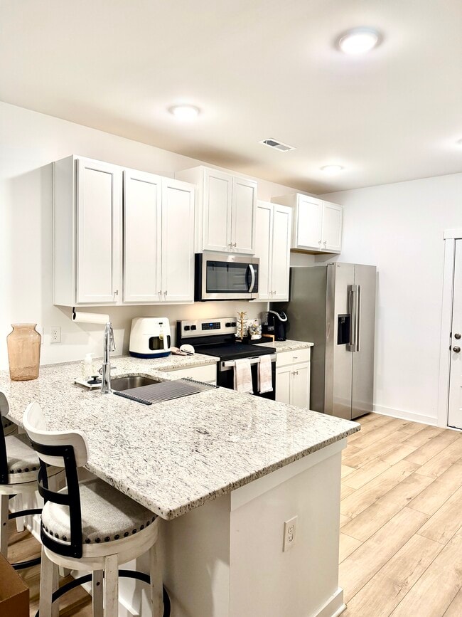 Building Photo - Luxury Townhome