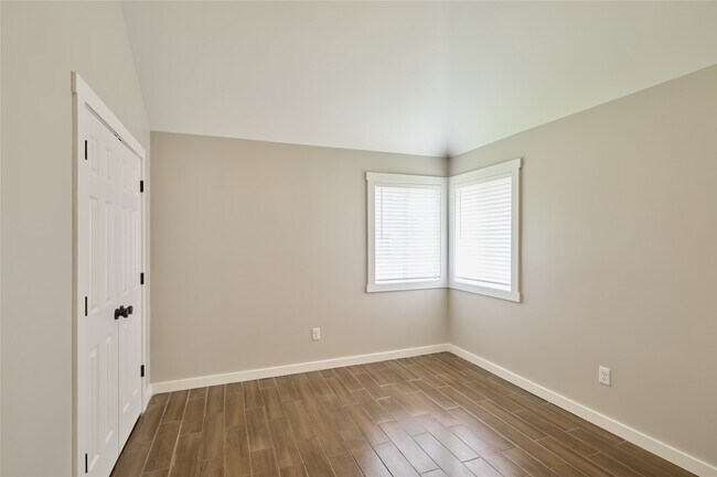 Building Photo - 12307 White River Dr