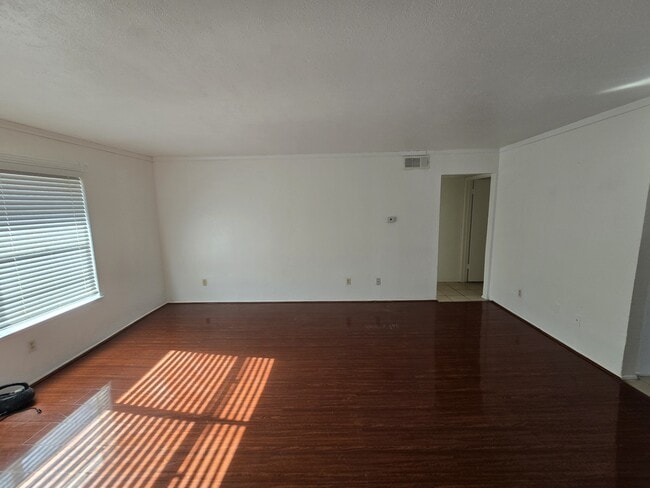 Building Photo - 8071 Meadow Park Dr