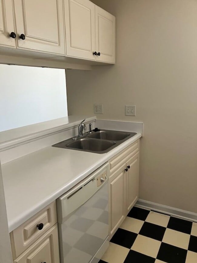 Building Photo - 715 Clearwater Ct
