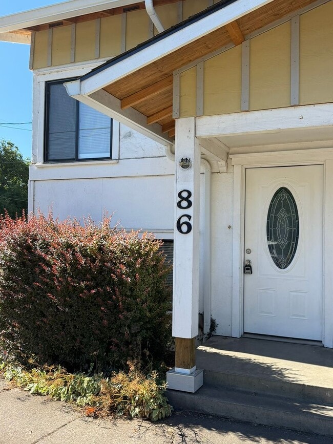 Building Photo - Newly Updated 2 Bedroom!