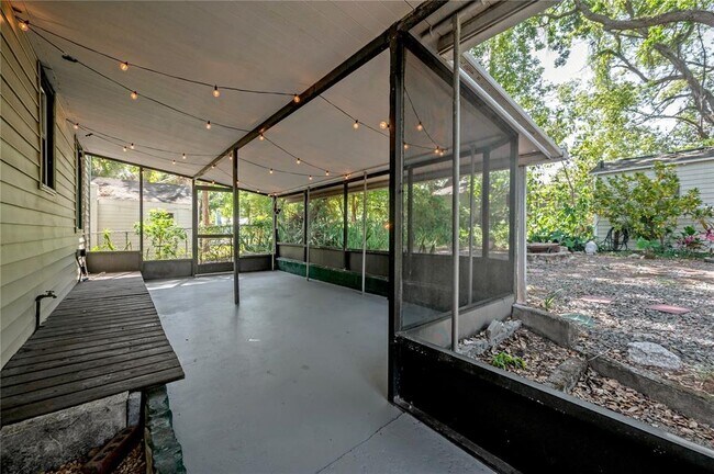 Building Photo - 1211 E Park Cir