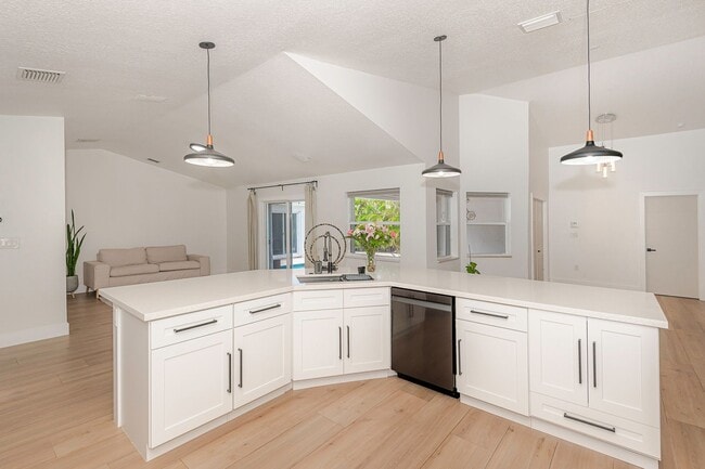 Building Photo - Exquisite Pool Home in Alhambra – Pembroke...