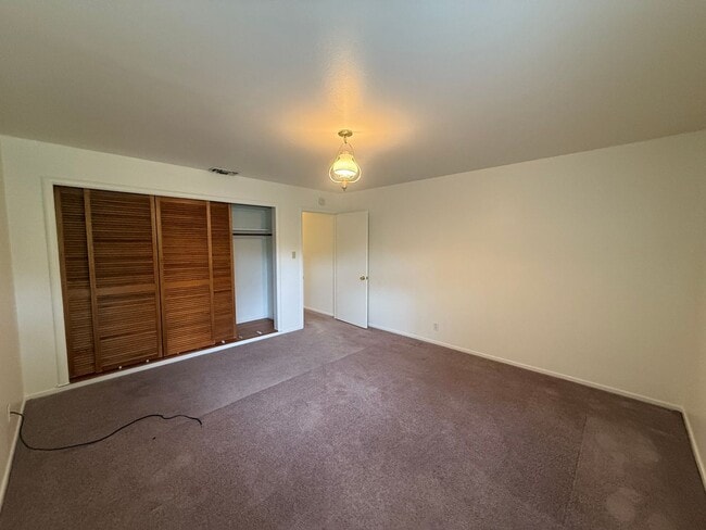 Building Photo - Spacious 3 bed 2 bath home available now!
