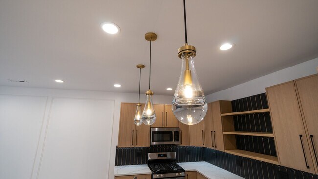 Building Photo - Newly Rehabbed 3-bedroom, 2-bath Gem with In-Unit Washer/Dryer! Discover Uptown Living.