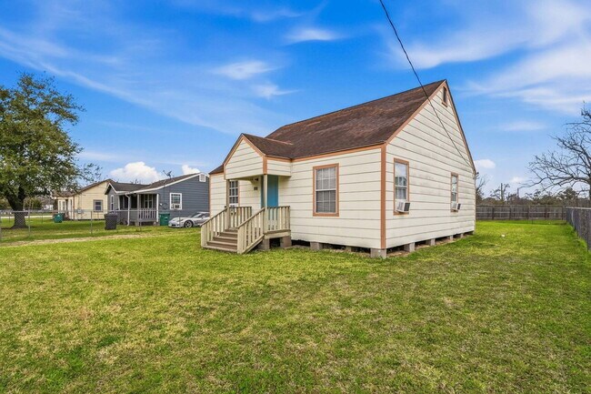 Building Photo - 7215 Apache St