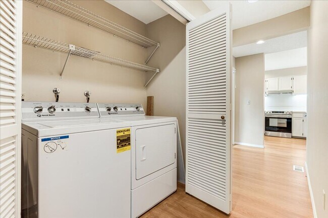 Building Photo - 5150 S Landing Dr