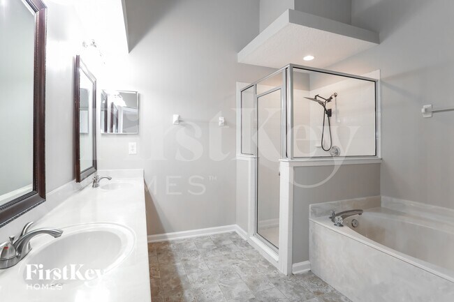 Building Photo - 1460 Greenway Pl