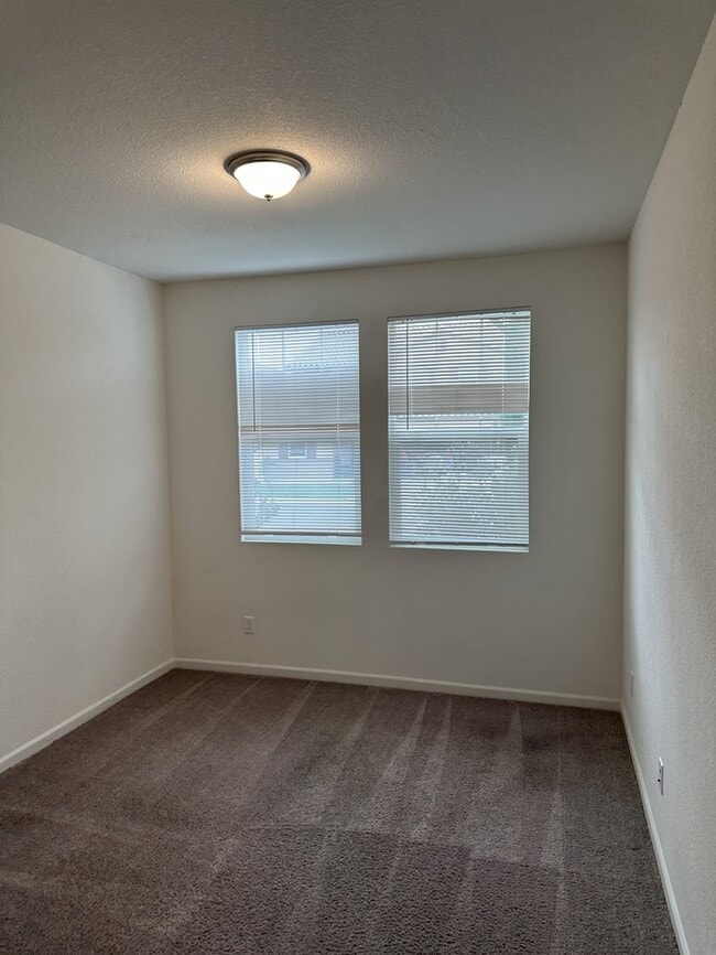 Building Photo - Manteca 5 Bedroom, 3 Bath Executive Style ...