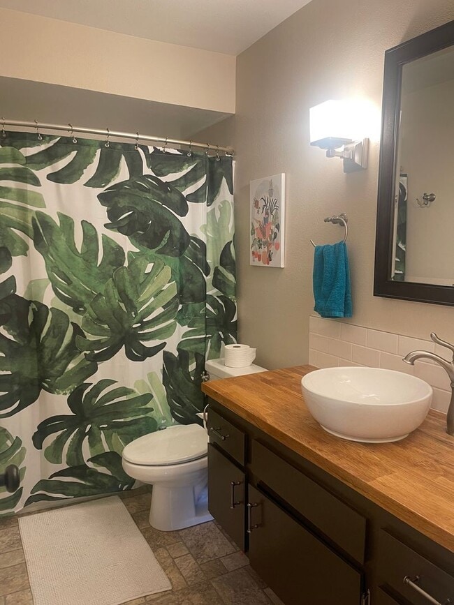 Building Photo - Charming 1 Bedroom, 1 Bathroom Condo