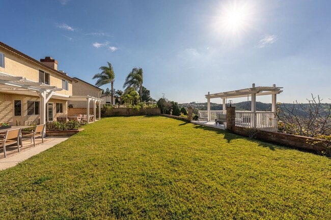 Building Photo - Fully furnished Canyon View 5 Bed Single Family