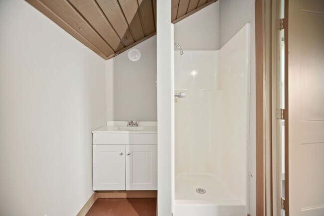 Building Photo - 8 Las Brisas Pl