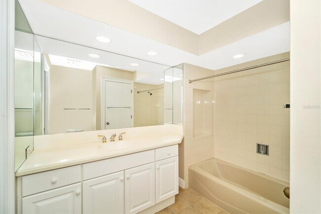 Building Photo - 7669 Fairway Woods Dr