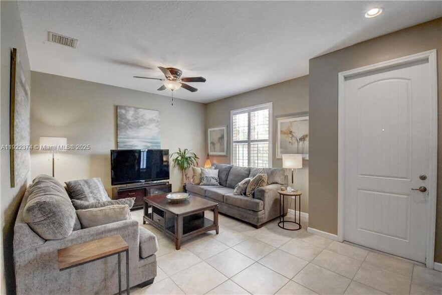 Building Photo - 256 SW 6th Ct