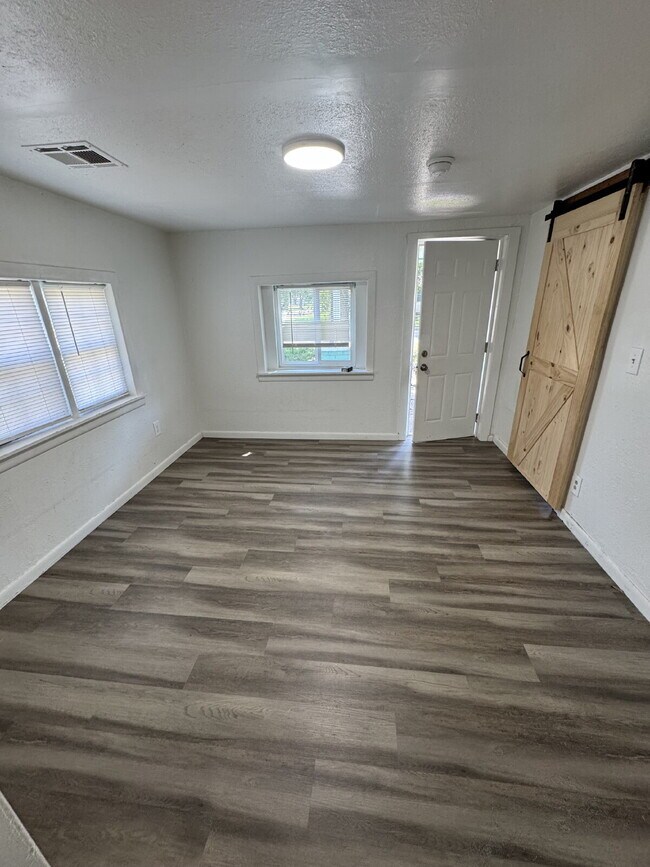 Building Photo - Newly remodeled 1 bedroom / 1 bathroom wit...