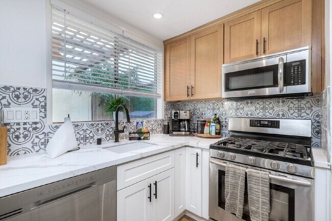 Building Photo - San Diego Coastal Dream Crown Point Jewel 3 or 6 Month lease only Partially Furnished Ready for M...