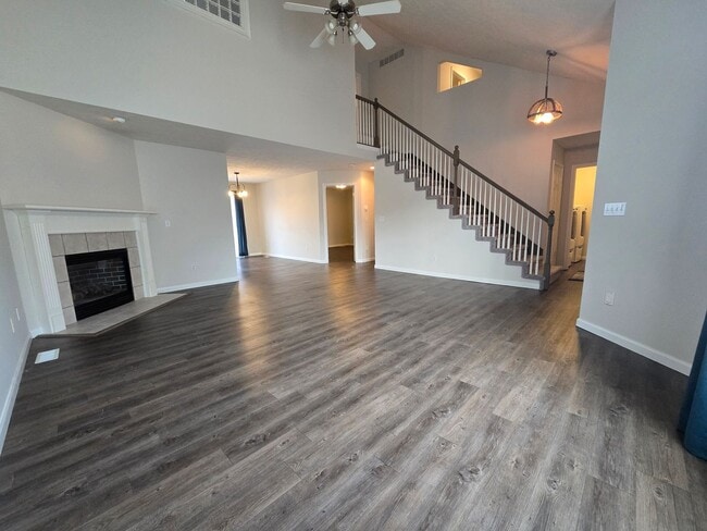 Building Photo - Spacious 4 Bedroom Duplex in North Normal with Pool Access