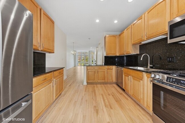Building Photo - 1707 W Diversey Pkwy