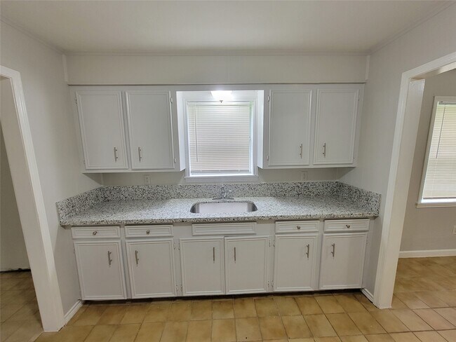 Building Photo - 2205 Velma St