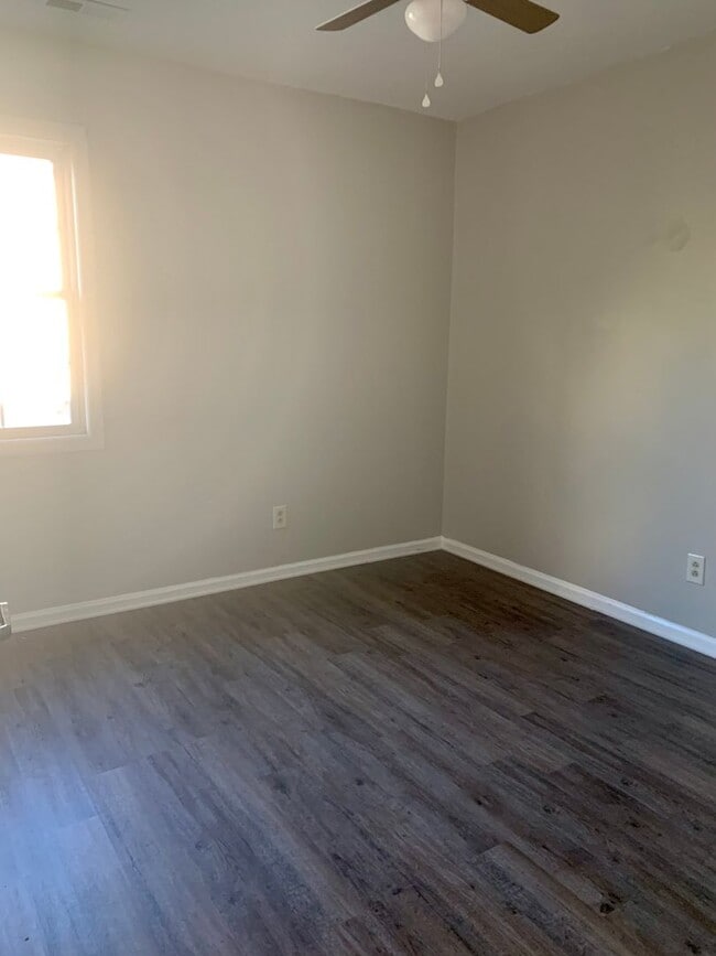 Building Photo - Promise Land Historic Walking District Downtown Morehead City! Charming 4 bedroom 1 1/2 bath Home...