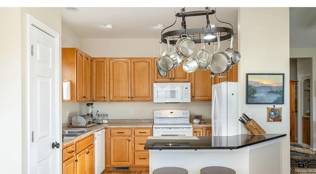 Building Photo - 477 Probart St