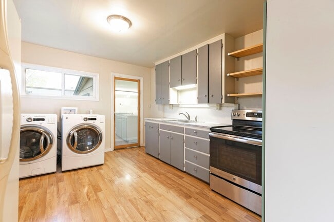 Building Photo - 2 Bed - 1 Bath - Pet Friendly