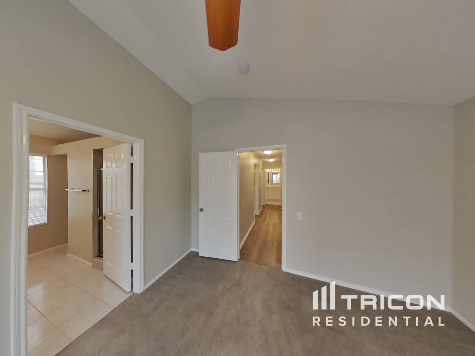 Building Photo - 2628 Dahlia Dr