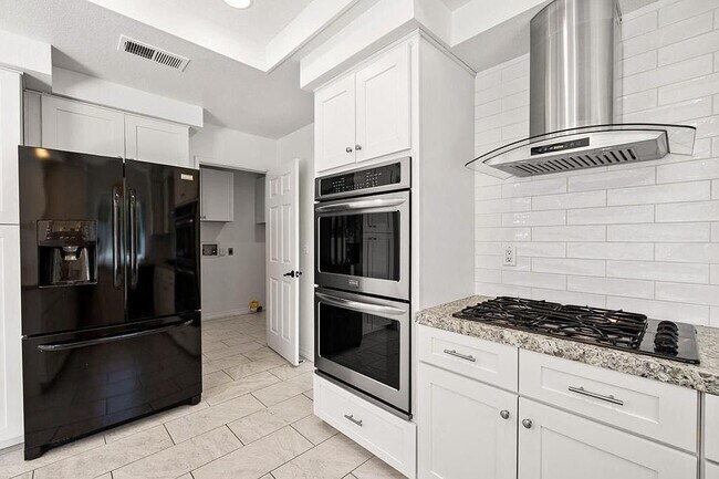 Building Photo - 43520 Via Magellan Dr