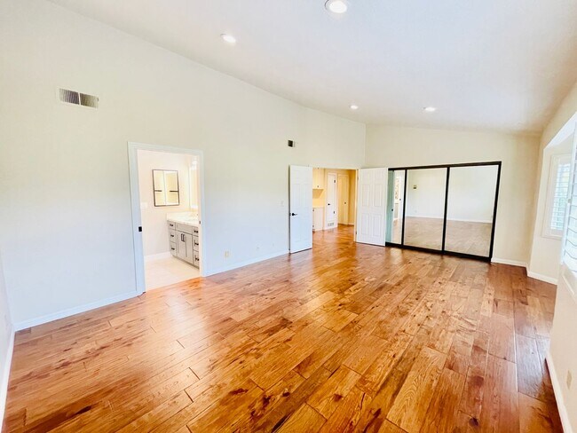 Building Photo - Beautiful 4 Bed 3 Bath + Huge Bonus Room A...