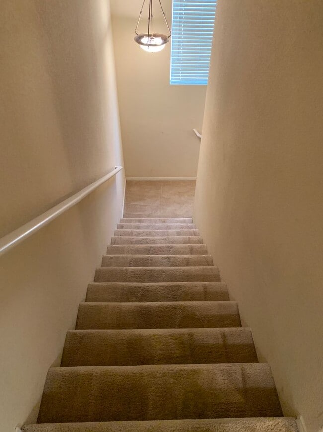 Building Photo - Gated Condo - One bedroom Upstairs  - Comm...