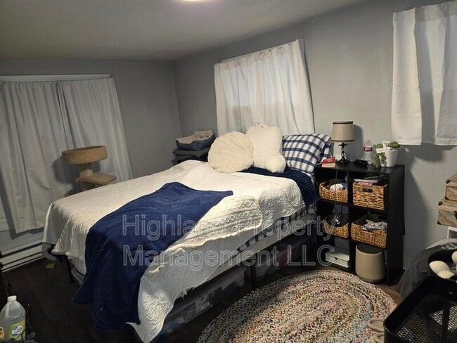 Building Photo - 1160 1/2 NE Lake St