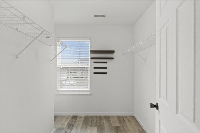 Building Photo - 945 Crestwood Ln