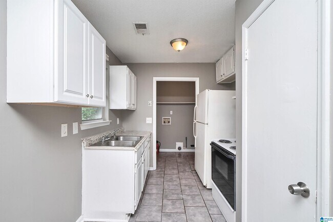 Building Photo - 133 Persimmon St