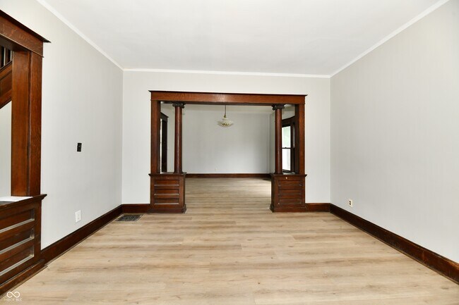 Building Photo - 852 N Rural St