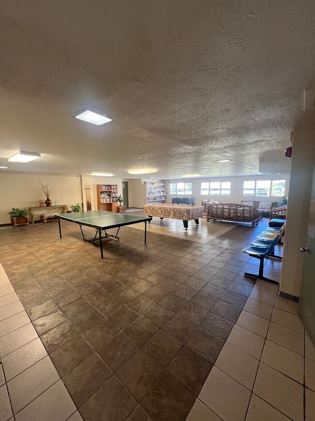 Building Photo - 1 bedroom in Waikiki!