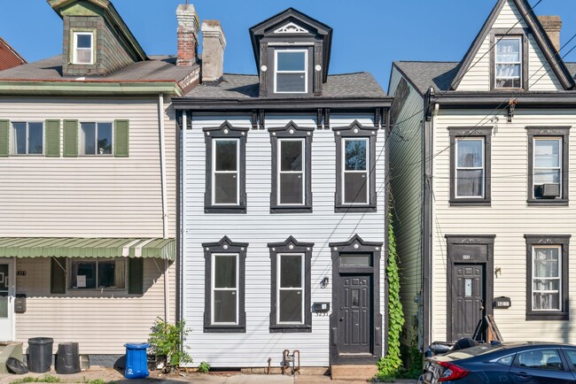 Primary Photo - 2 bed 1 bath - great location, spacious, l...