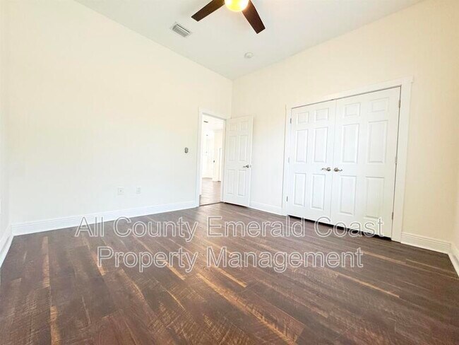 Building Photo - 722 Kelly St