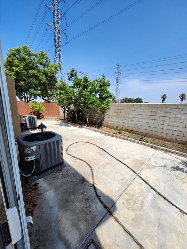Building Photo - Beautiful 5 Bedroom House fully remodeled....