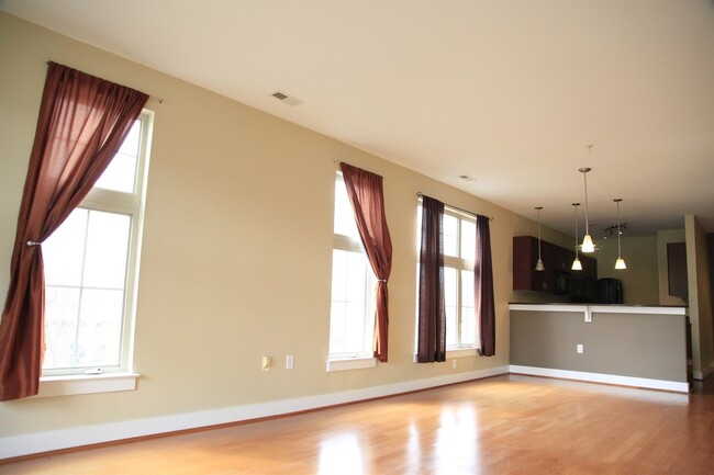 Building Photo - Ideal corner unit! 2bd/2bth home overlooki...