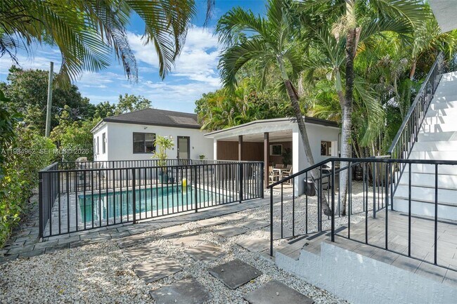 Building Photo - 920 SW 9th St