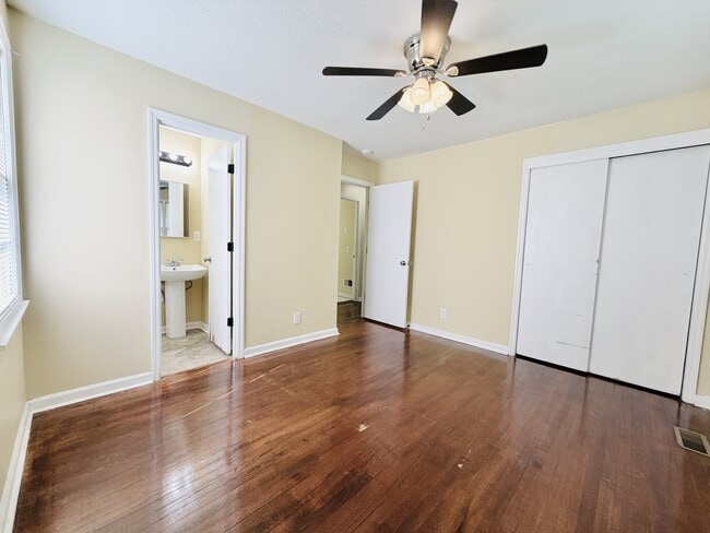 Building Photo - 400 S Highland Forest Dr