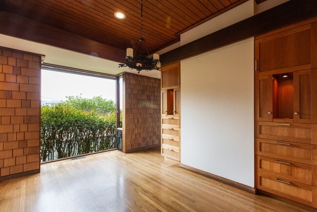 Building Photo - Mid Century Beauty in the Heart of the Banana Belt