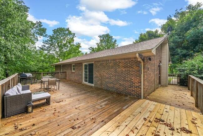 Building Photo - 114 Hickory Hill Dr