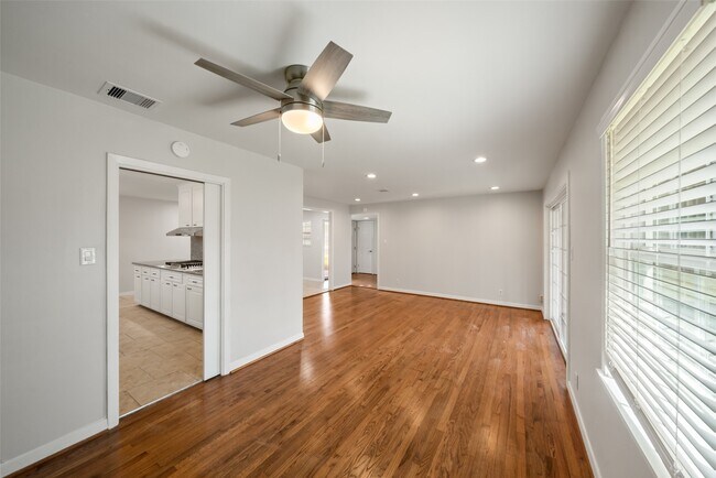 Building Photo - 9779 Westview Dr