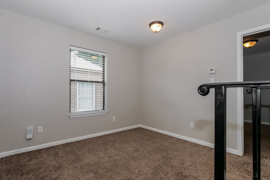 Building Photo - 450 Garden Springs Dr